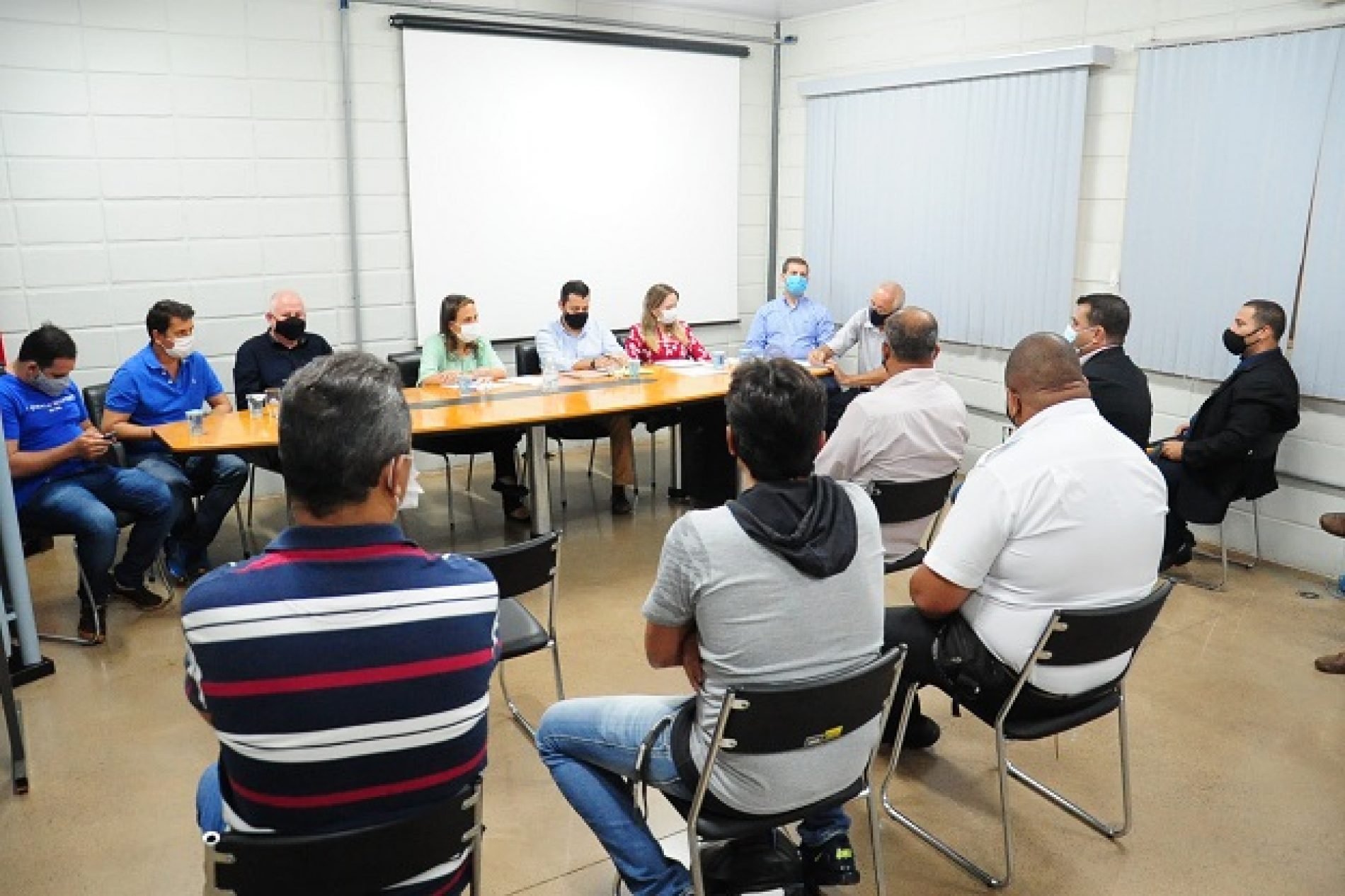 BARRETOS: Paula Lemos recebe representantes dos funcionários e sindicato de empresa de transporte coletivo