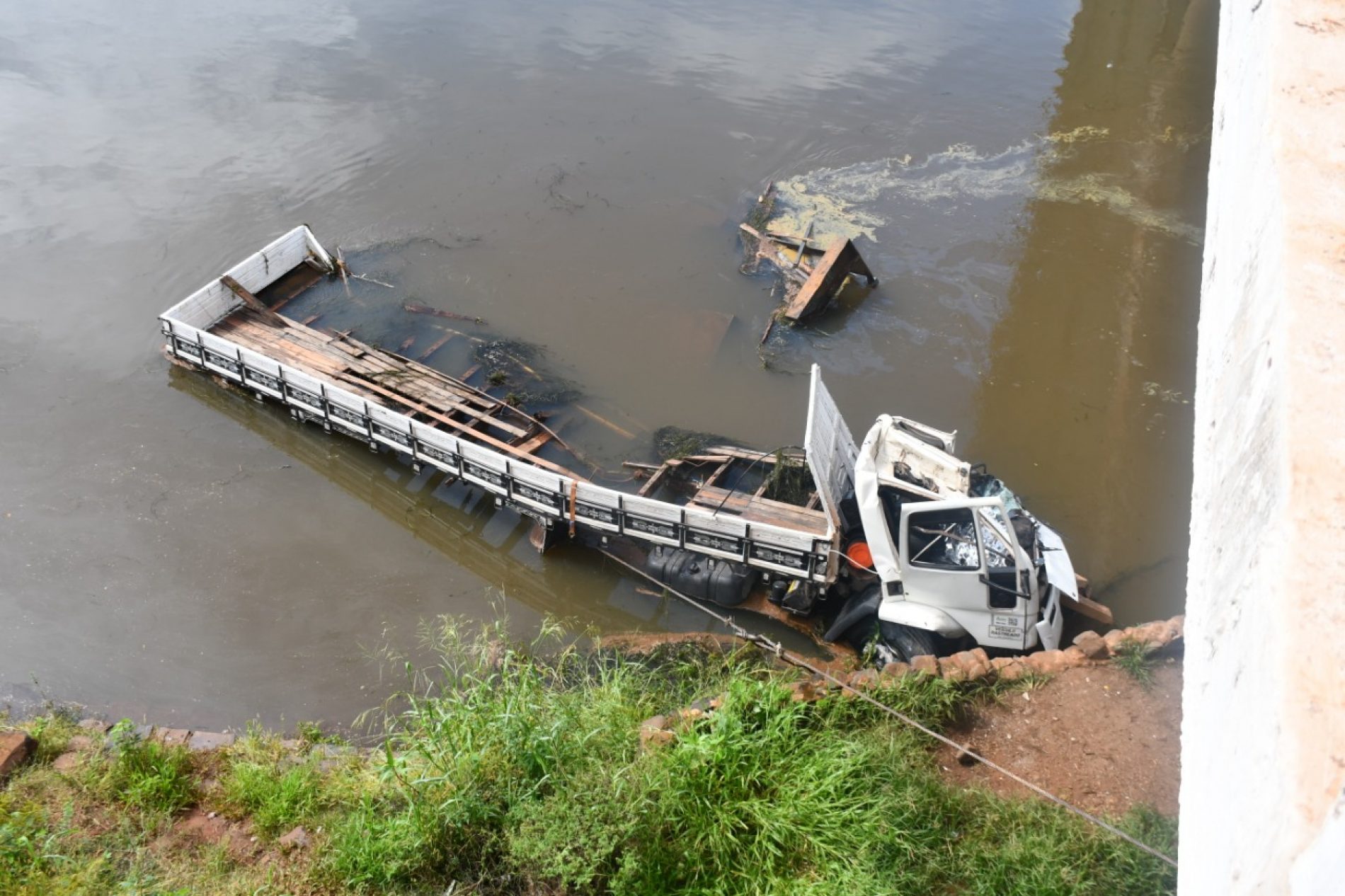 BARRETOS: Motorista morre após colidir com ponte e caminhão cair dentro do Rio Grande