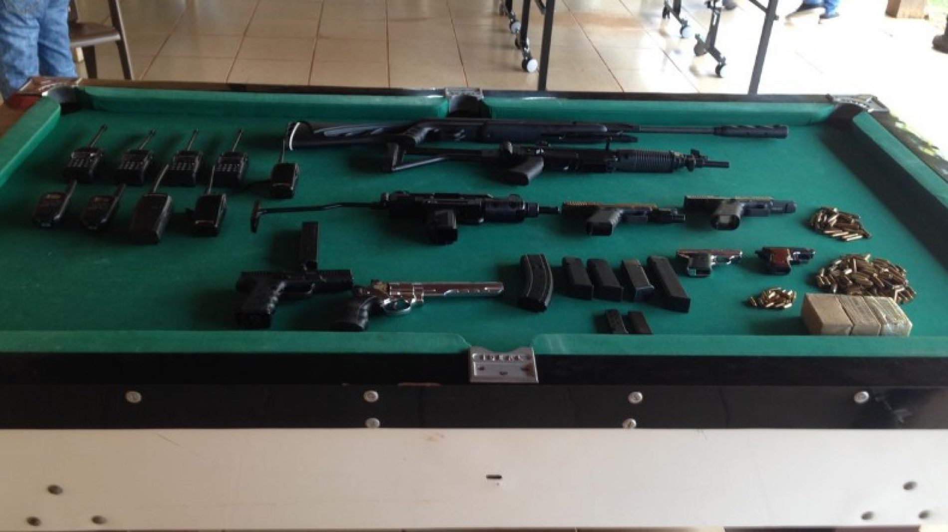REGIÃO: Armas iguais às usadas pela PM são apreendidas em chácara