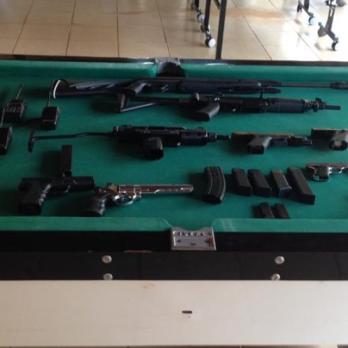 REGIÃO: Armas iguais às usadas pela PM são apreendidas em chácara