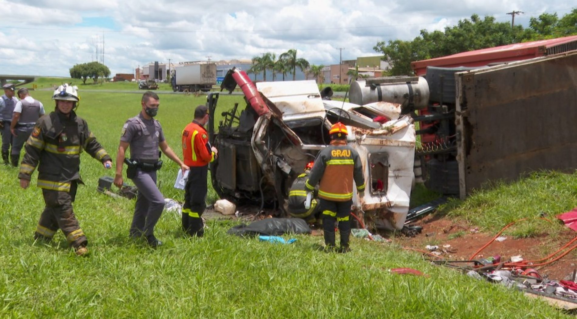 REGIÃO: Caminhão tomba na Rodovia Anhanguera e motorista morre