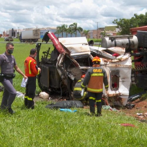 REGIÃO: Caminhão tomba na Rodovia Anhanguera e motorista morre