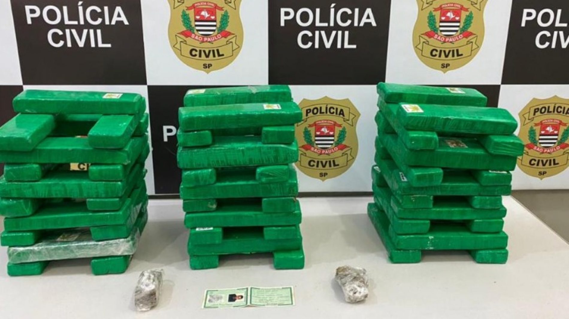 REGIÃO: Polícia Civil prende irmãos com 59 tijolos de maconha em carro