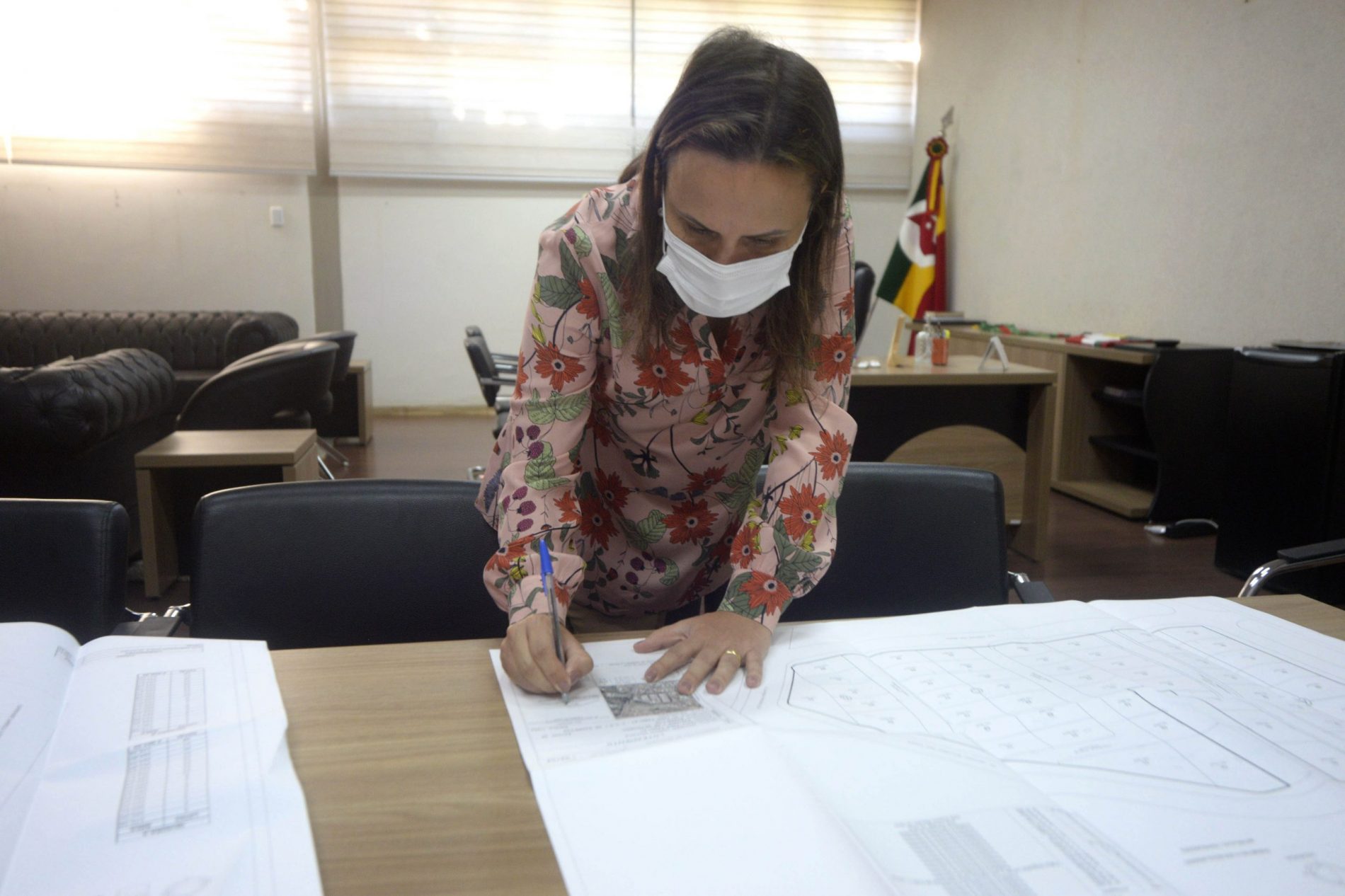BARRETOS: Paula Lemos atua para viabilizar entregas de certidões por meio da Secretaria de Habitação