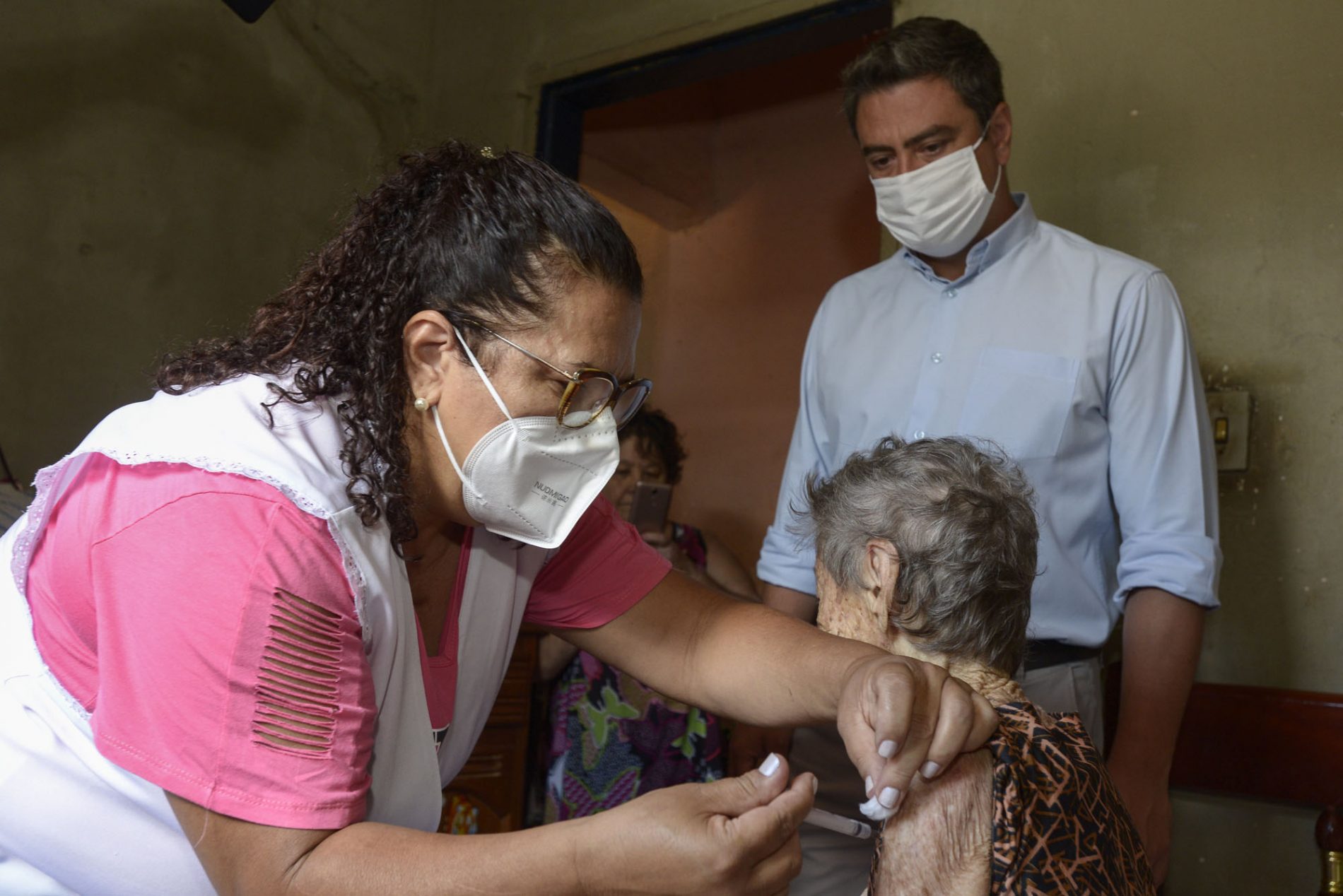 BARRETOS: Idosos acima de 90 anos começam a ser vacinados em Barretos
