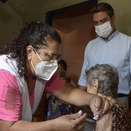 BARRETOS: Idosos acima de 90 anos começam a ser vacinados em Barretos