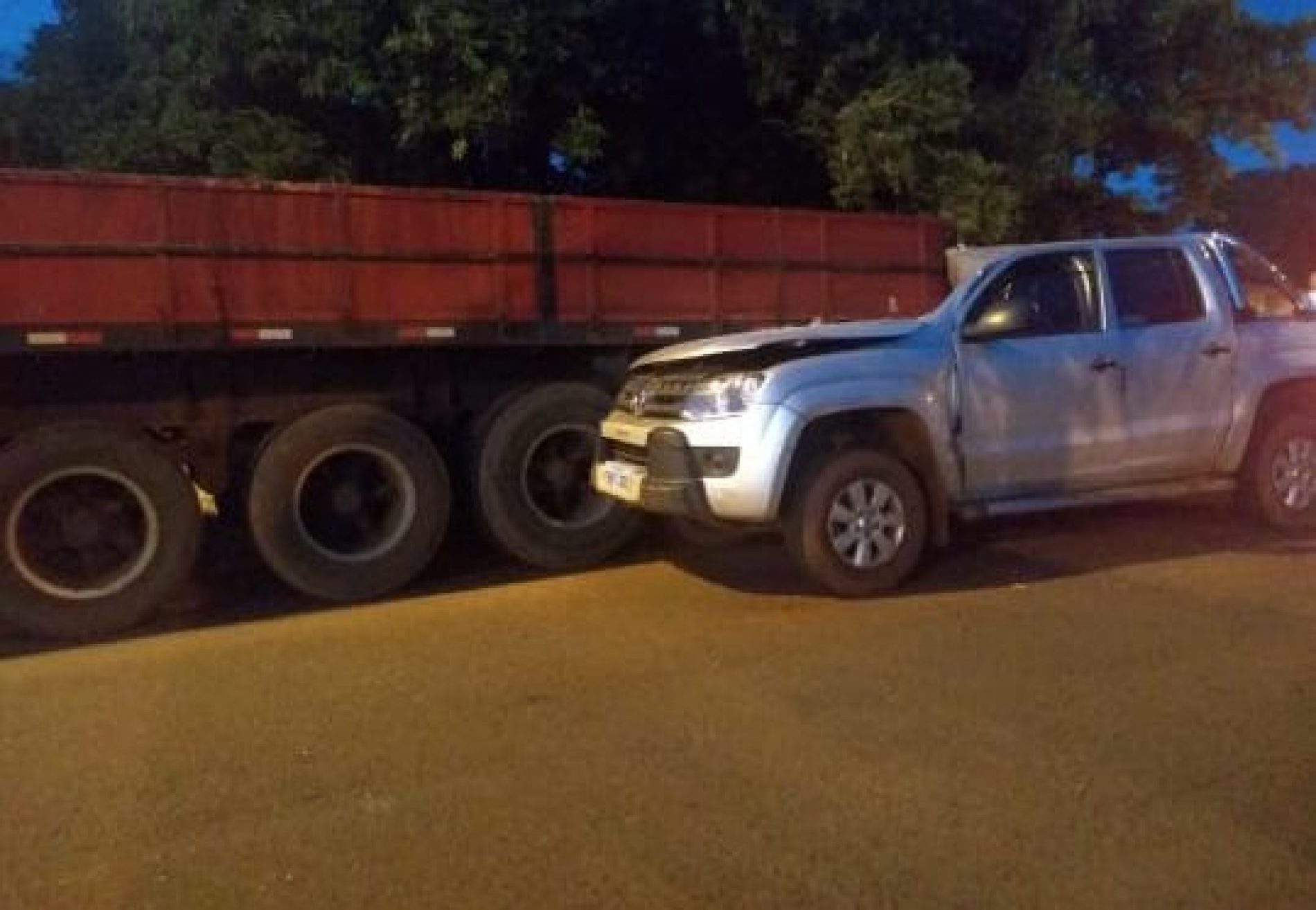 BARRETOS: Caminhonete bate na traseira de caminhão na Via dos Coqueiros