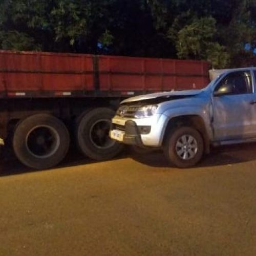 BARRETOS: Caminhonete bate na traseira de caminhão na Via dos Coqueiros