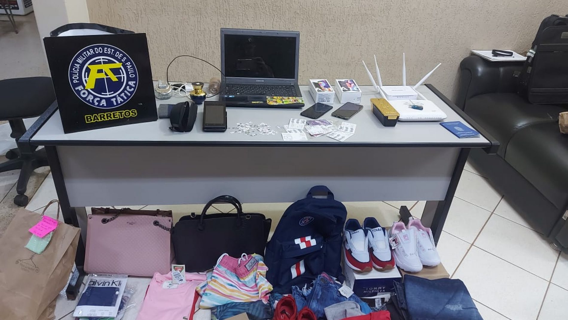 BARRETOS: Casal de estelionatários é preso com documento falso diversos produtos comprados com cartões clonados