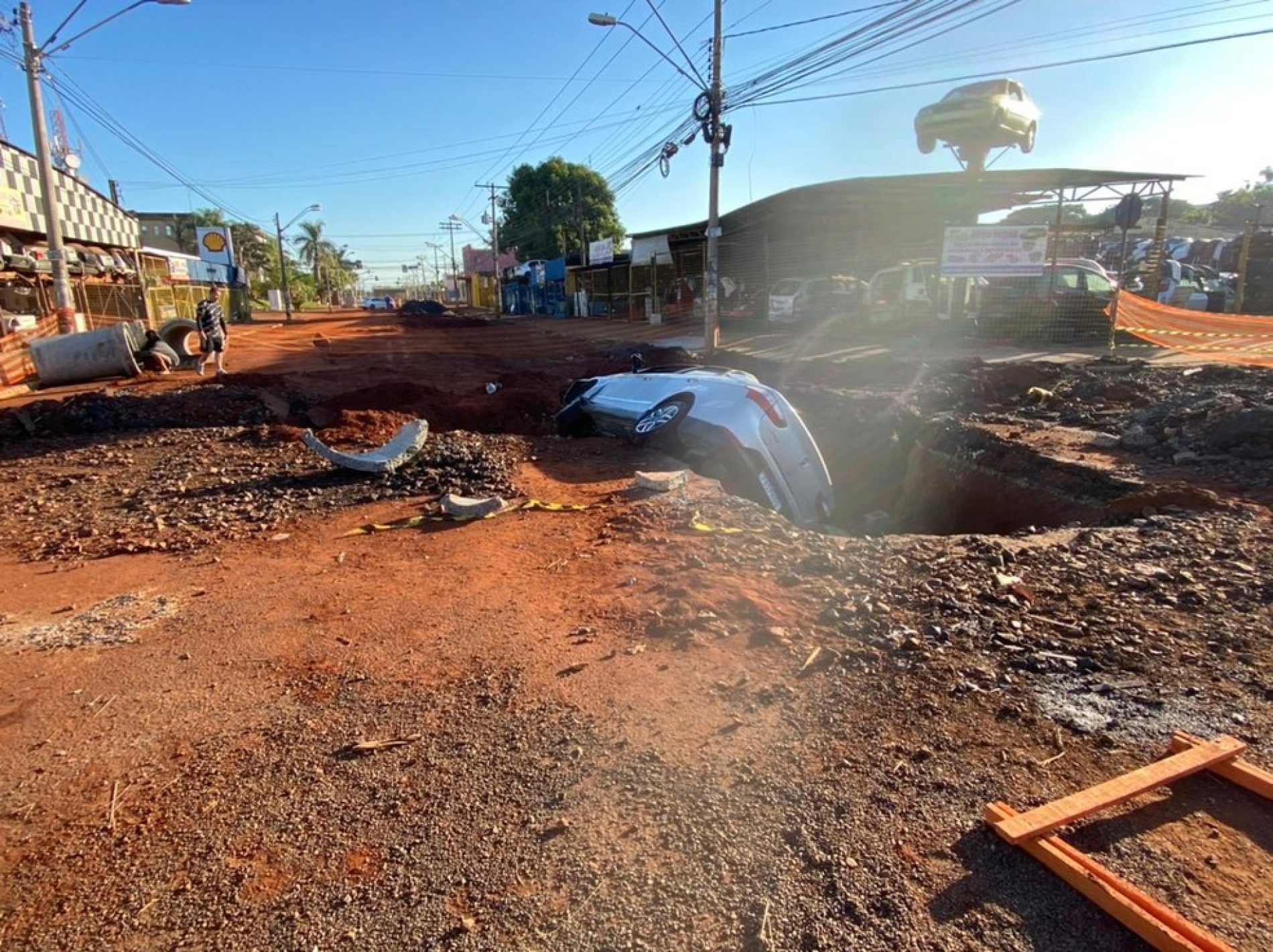 REGIÃO: Motorista não vê interdição e cai com carro dentro de cratera aberta para obras