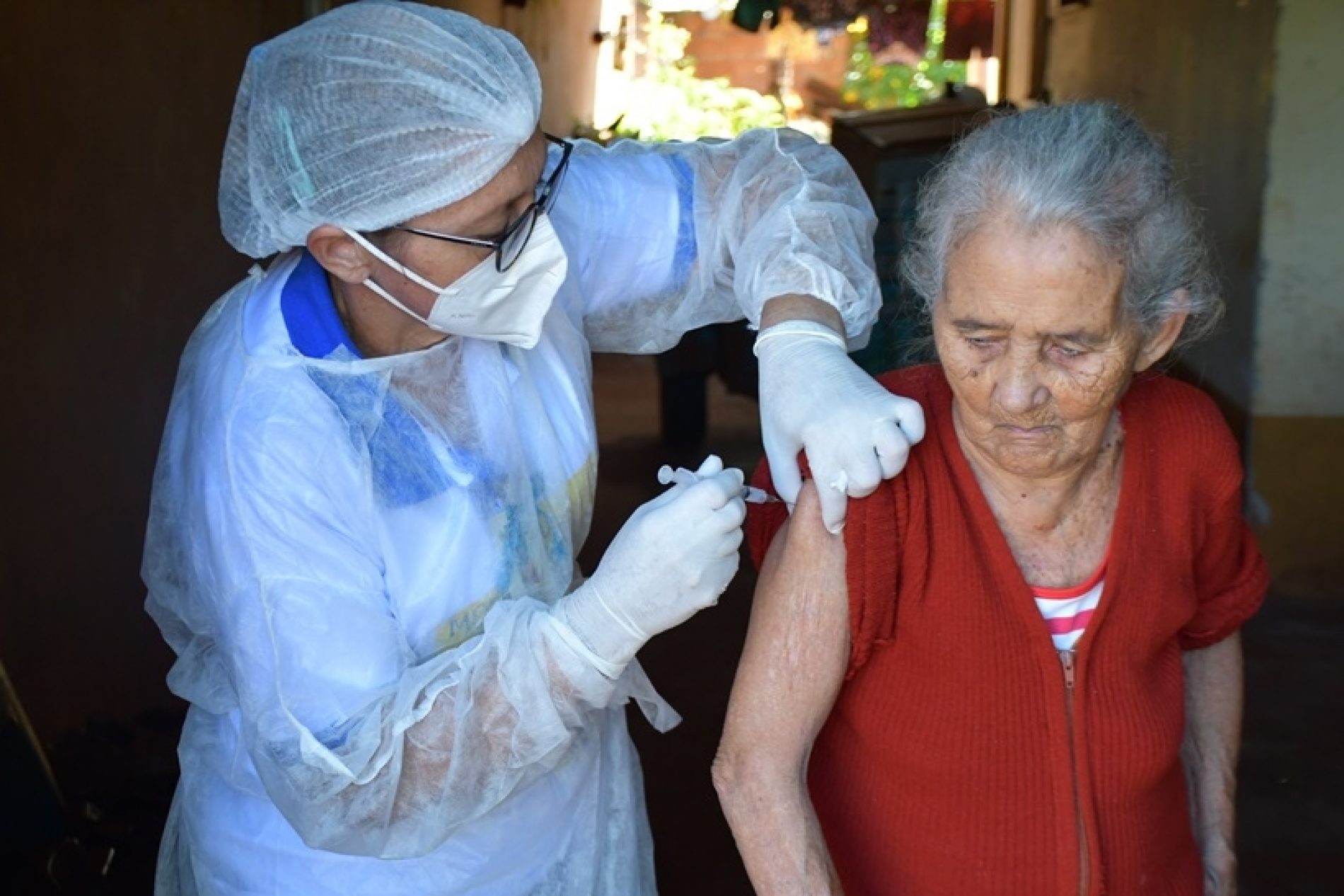 Colômbia recebe mais 110 doses de vacinas contra a Covid-19 e antecipa a vacinação em idosos de 72 a 74 anos