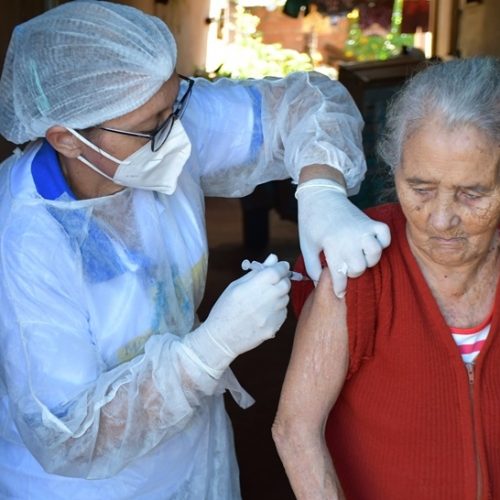 Colômbia recebe mais 110 doses de vacinas contra a Covid-19 e antecipa a vacinação em idosos de 72 a 74 anos
