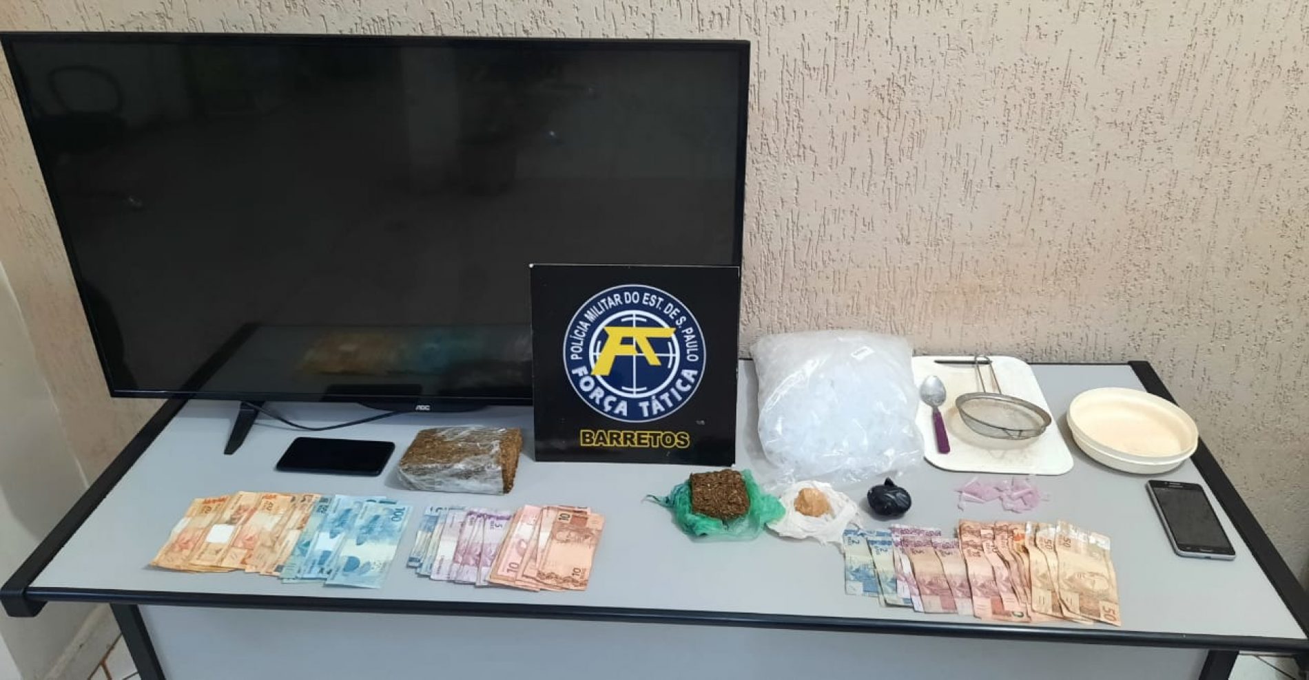 BARRETOS: Polícia prende duas pessoas e apreende drogas, dinheiro e televisão de origem suspeita
