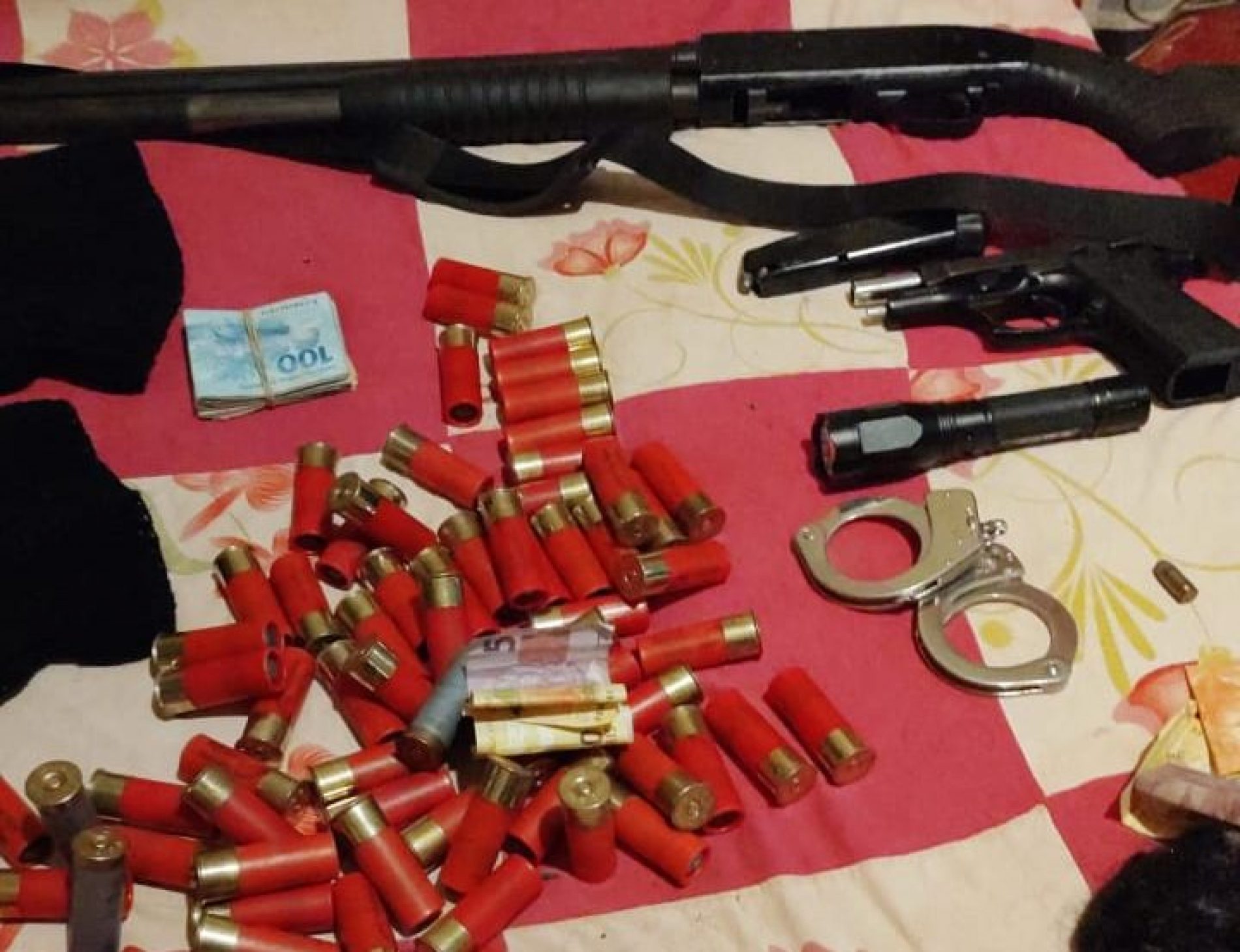 GUAÍRA: Polícia prende quadrilha com armas, caminhonete, dinheiro e objetos utilizados para explodir terminais bancários
