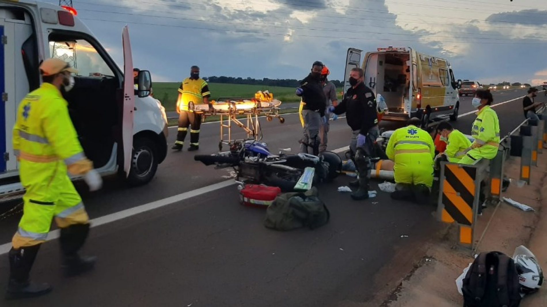 REGIÃO: Motociclista fica ferido depois de bater na traseira de caminhão