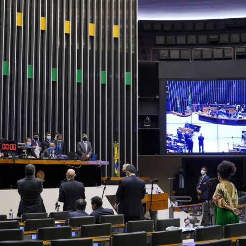 BRASIL: Câmara aprova projeto de lei que torna escolas serviços essenciais