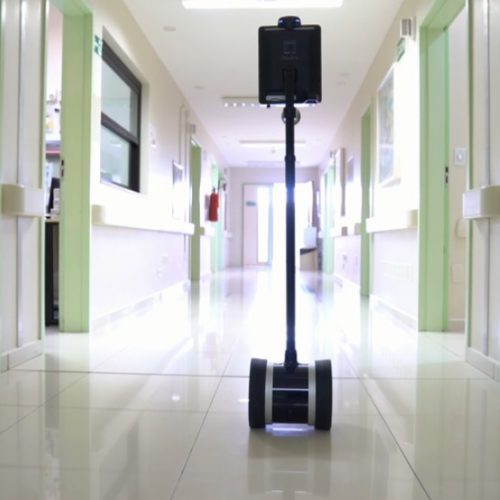 BARRETOS: Robô leva familiares de pacientes com câncer para dentro de hospital: ‘Acalento pro coração’