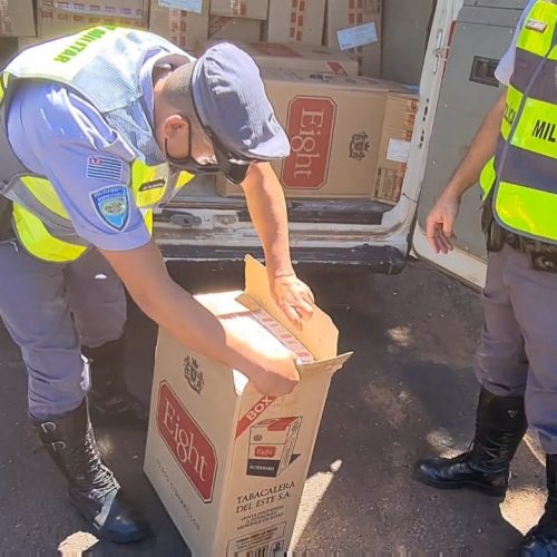 BARRETOS: Policiamento Rodoviário apreende Van na Rodovia Brigadeiro Faria Lima carregada com caixas de cigarros contrabandeados do Paraguai