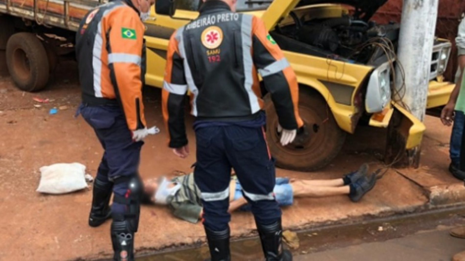 REGIÃO: Homem é atropelado por caminhão desgovernado