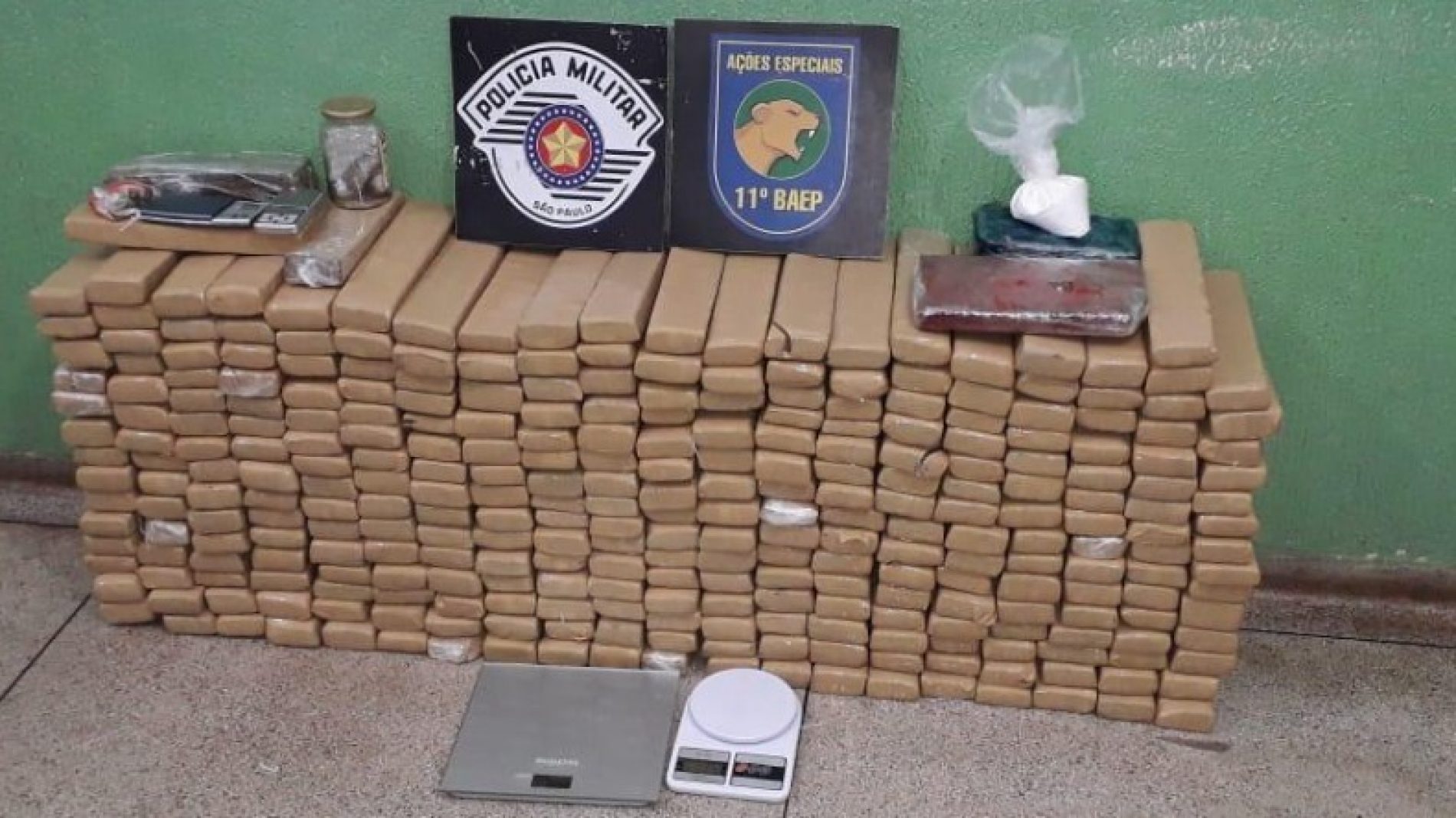 REGIÃO: Baep prende dupla com 221 kg de drogas