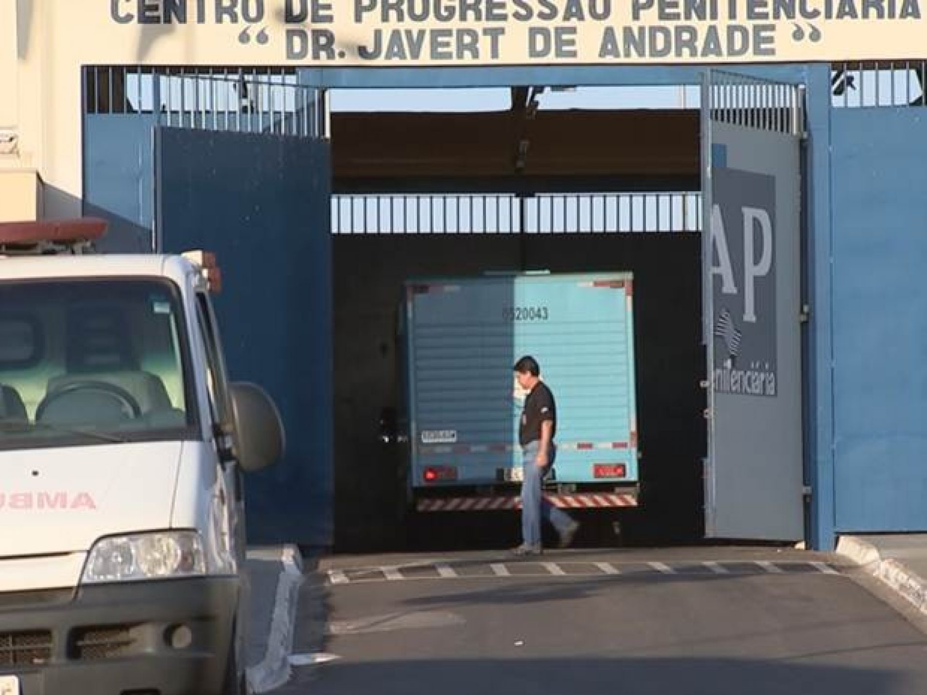 REGIÃO: Agente encontra 291 porções de maconha no muro do CPP