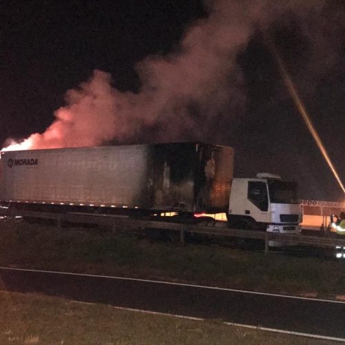 REGIÃO: Caminhão pega fogo e causa congestionamento na Rodovia Anhanguera