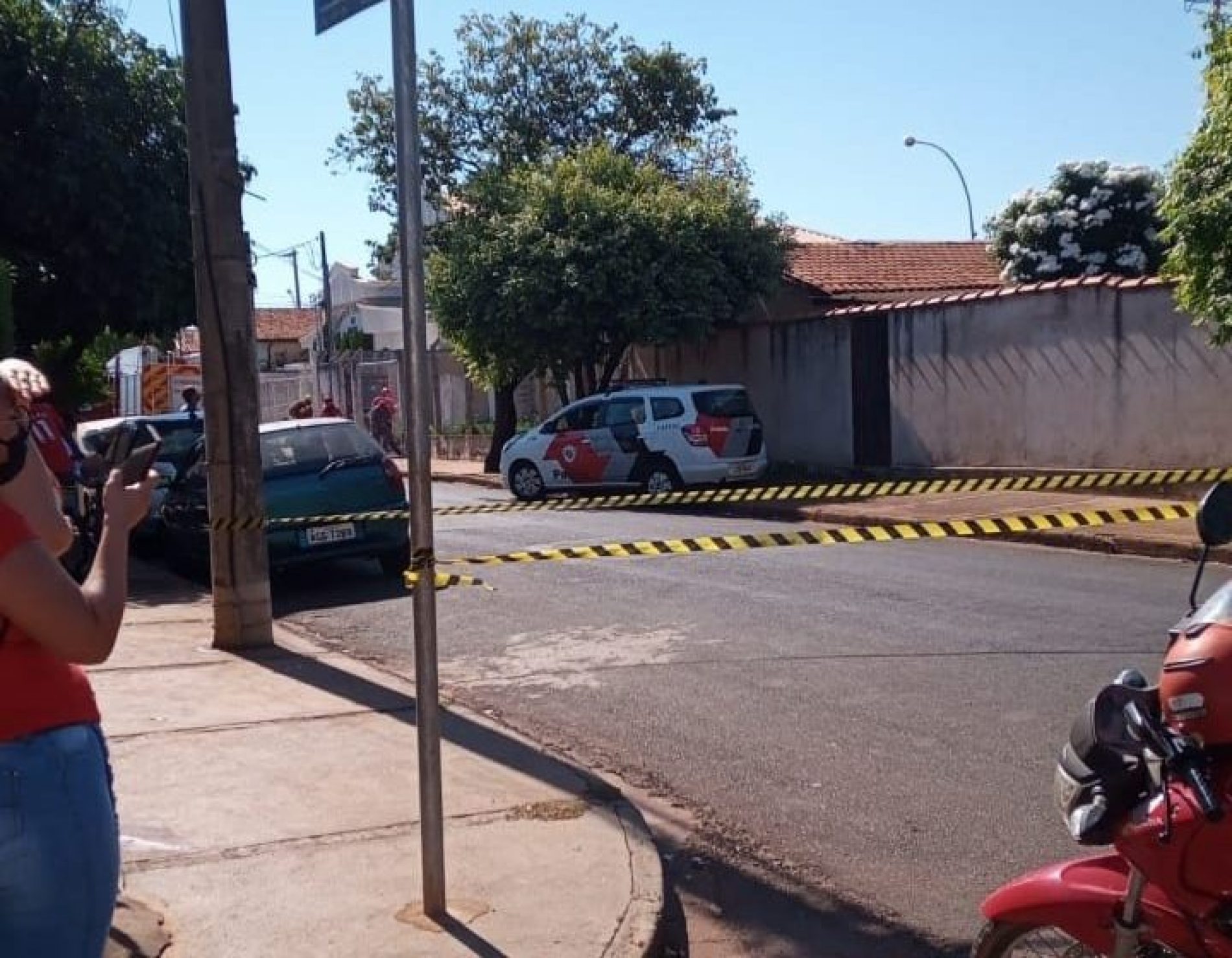 BARRETOS: Homem é socorrido pelos bombeiros ao ameaçar se jogar de torre de comunicação