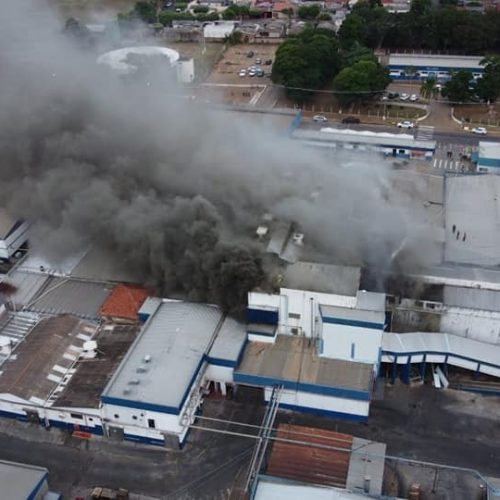 Um incêndio destruiu um frigorífico no centro da cidade de José Bonifácio