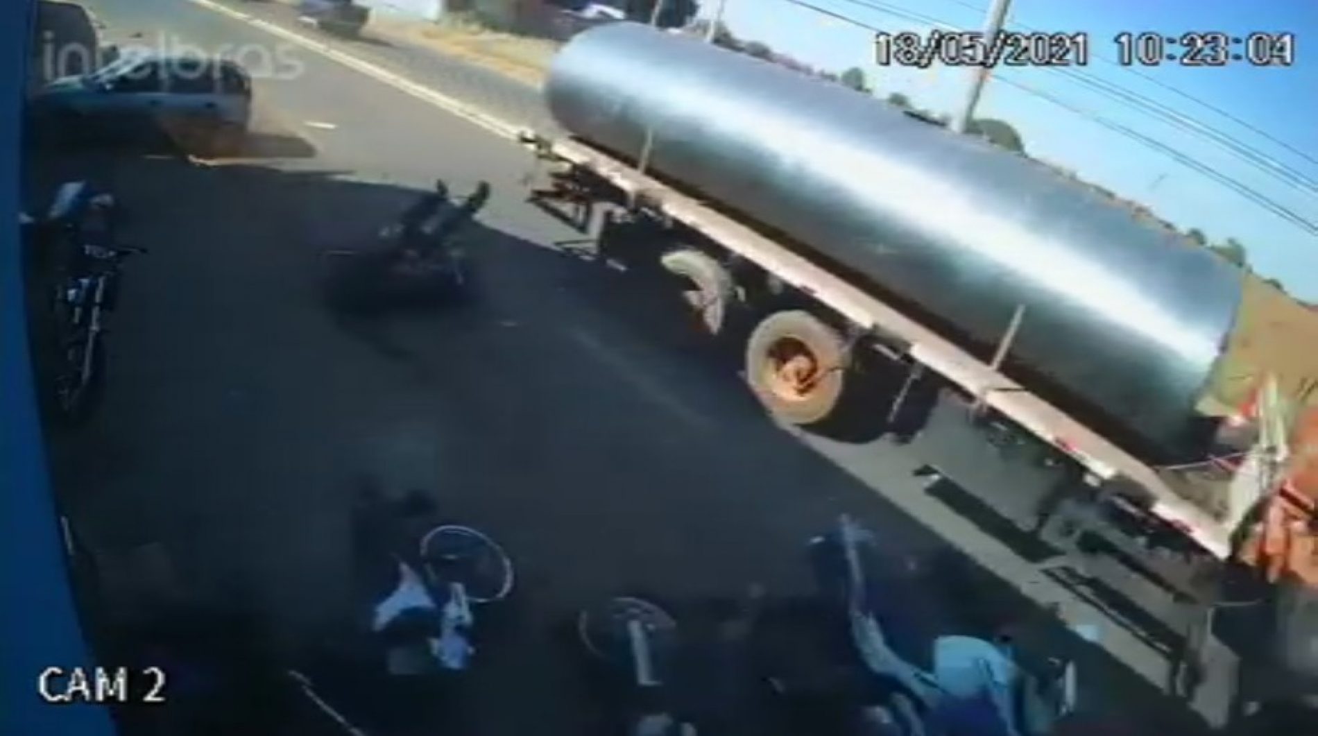 BARRETOS: Caminhão atinge sete veículos e pedestre escapa com ferimentos leves