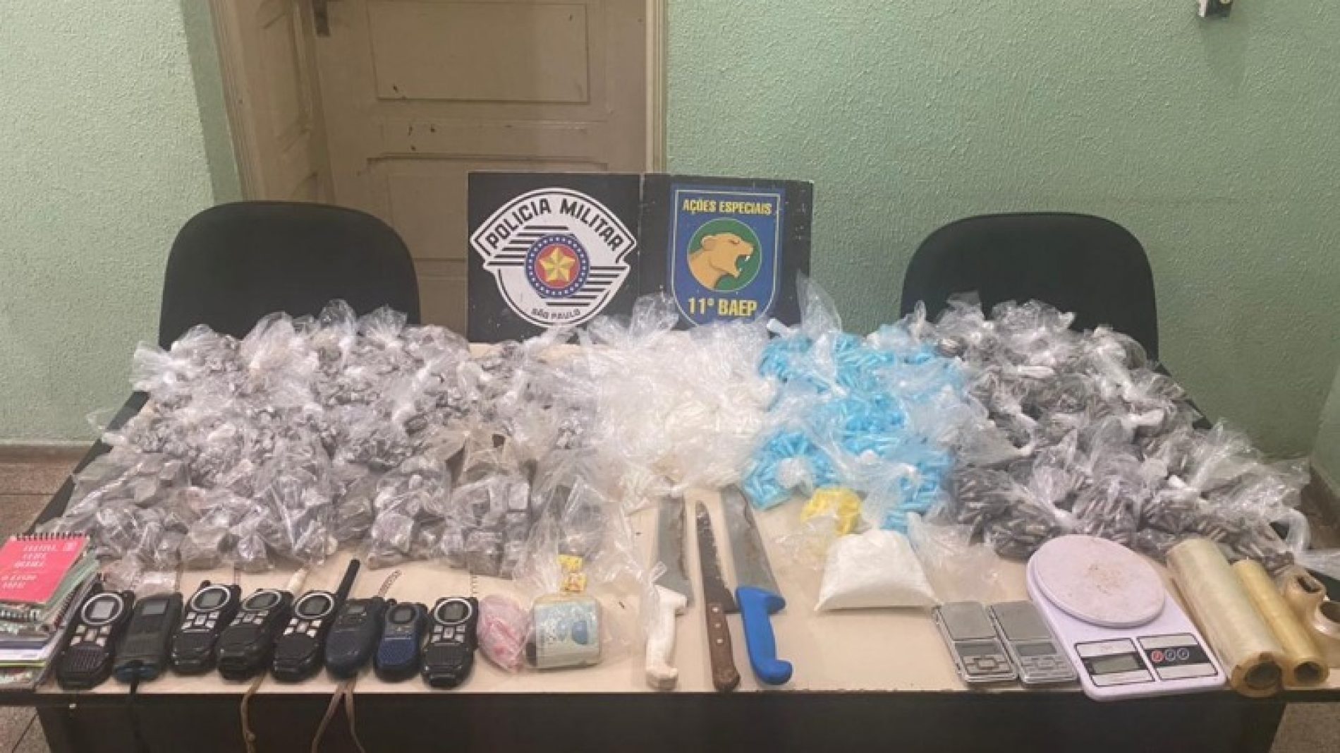 REGIÃO: Baep prende 2 e acha 10 kg de drogas em comunidade