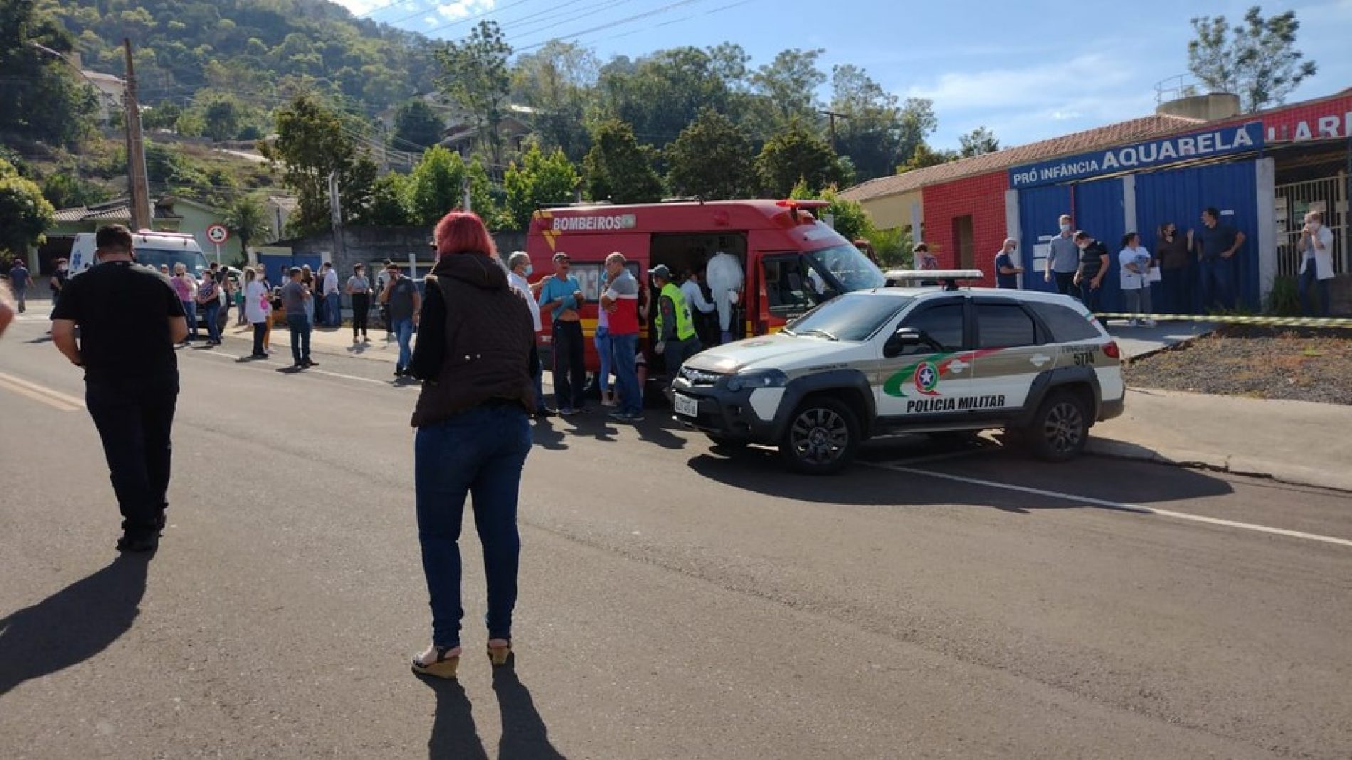 Jovem invade escola e mata três crianças e duas funcionárias em Santa Catarina