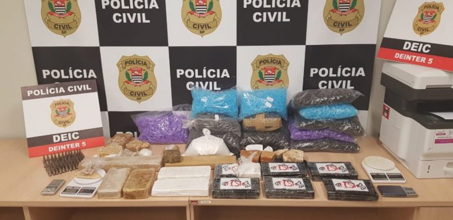 REGIÃO: Polícia Civil prende trio em motel com quase 20 quilos de drogas