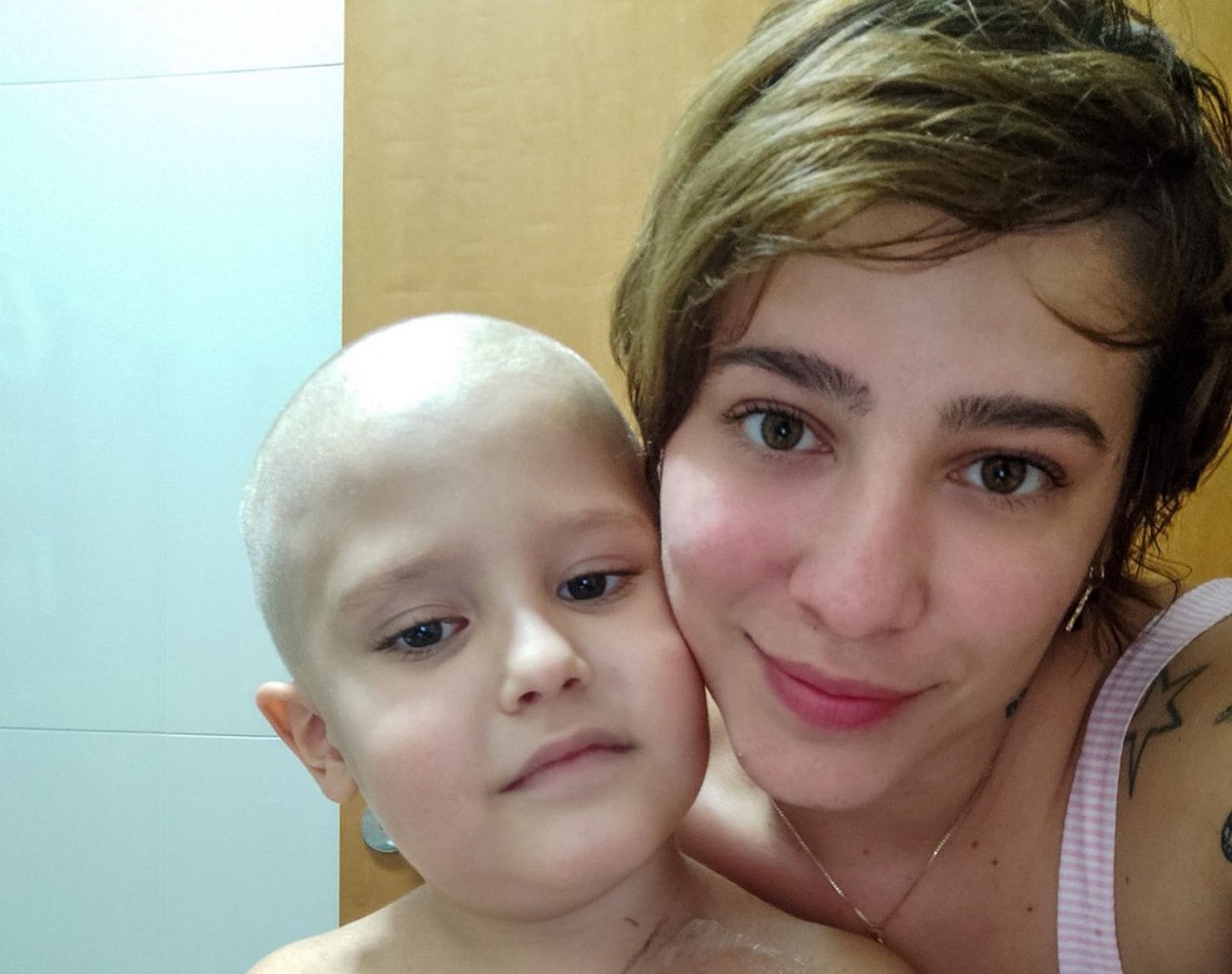 BARRETOS: Em tratamento contra leucemia, menino emociona mãe ao ter cabelo raspad