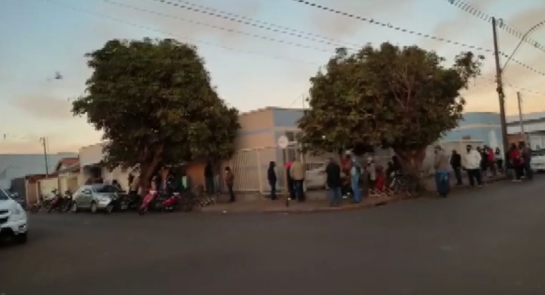 GUAÍRA: No frio, moradores passam madrugada na fila por vacina contra a Covid-19