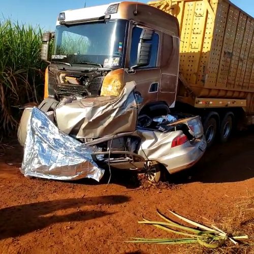 PONTAL: Mulher e duas crianças morrem após carro ser arrastado por caminhão