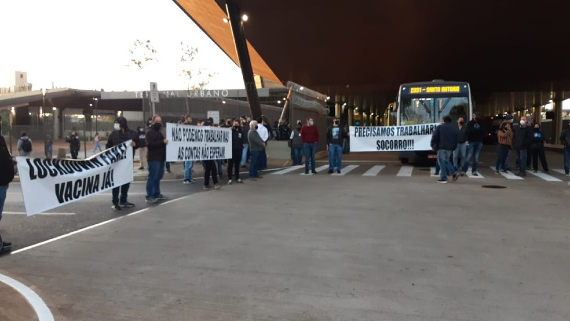 REGIÃO: Protesto contra ‘lockdown noturno’ bloqueia entradas do Terminal Urbano