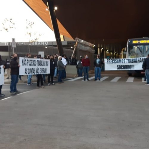REGIÃO: Protesto contra ‘lockdown noturno’ bloqueia entradas do Terminal Urbano