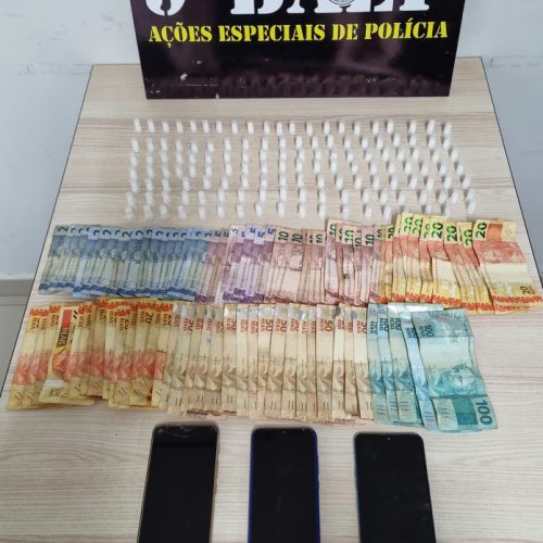 REGIÃO: BAEP detém jovens e adolescente com 137 pinos de cocaína e mais de R$ 2 mil