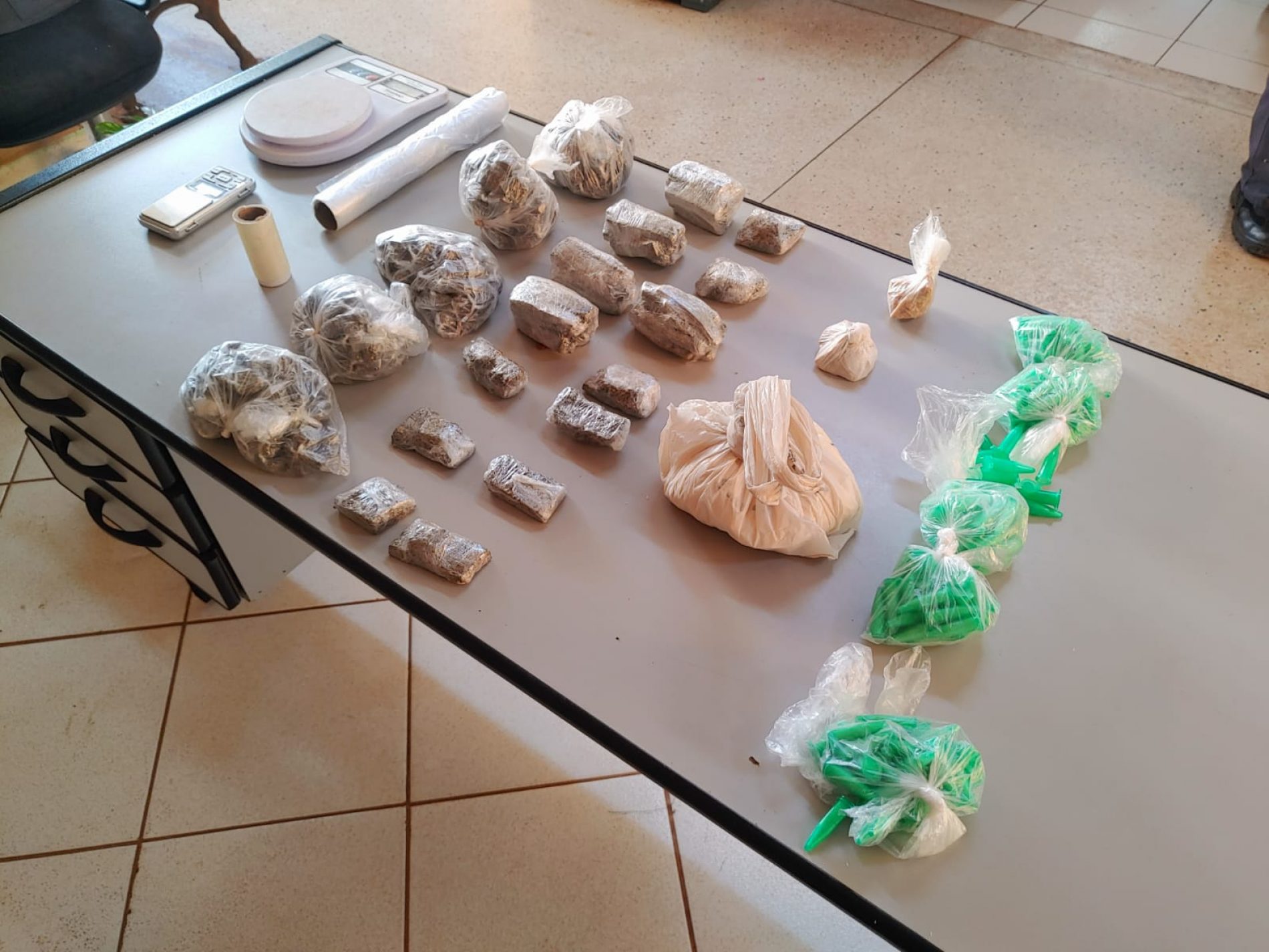 COLINA: Mais de dois quilos de drogas são encontrados em terreno baldio