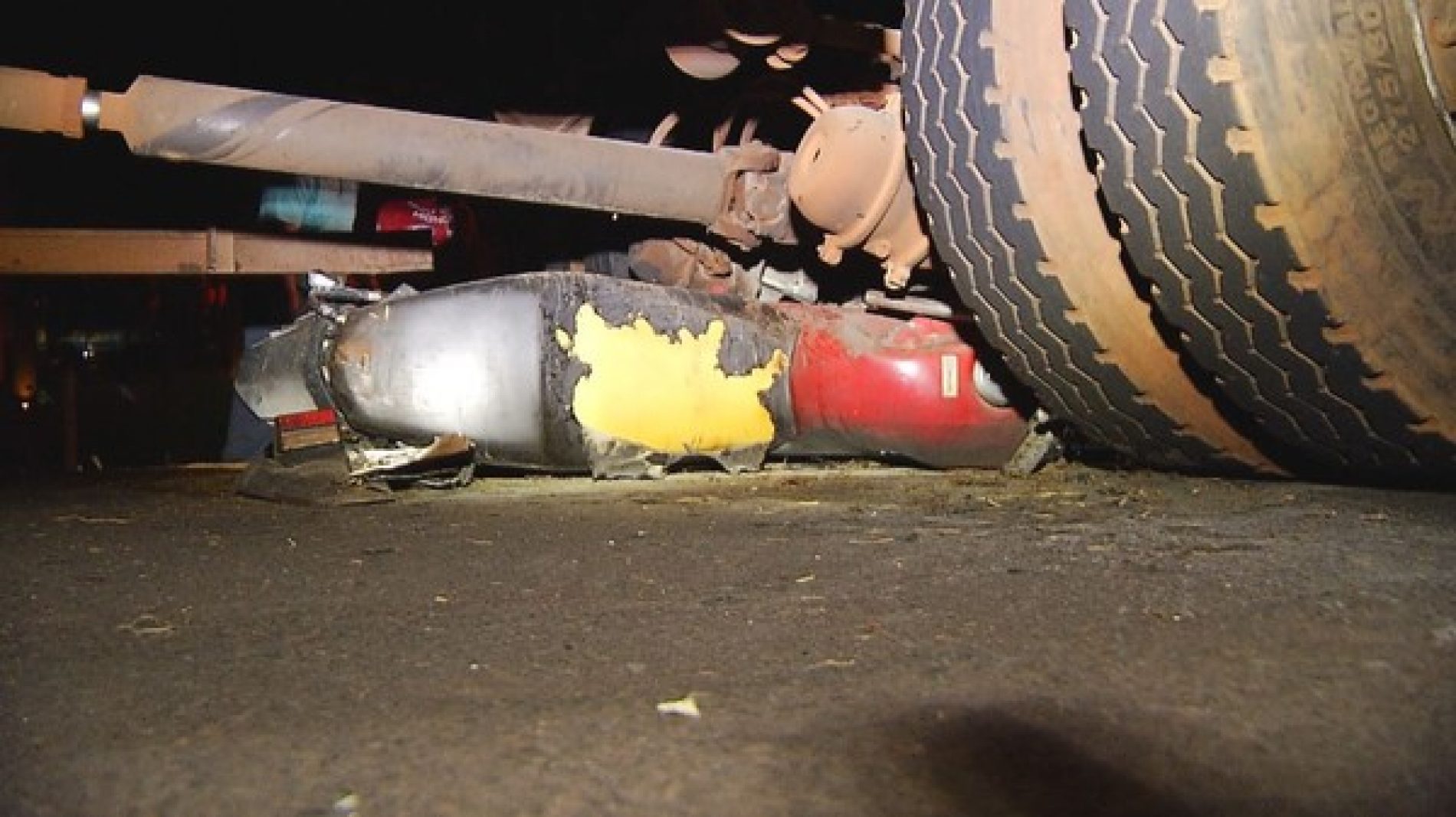 REGIÃO: Homem morre após bater em moto e ser atropelado por caminhão