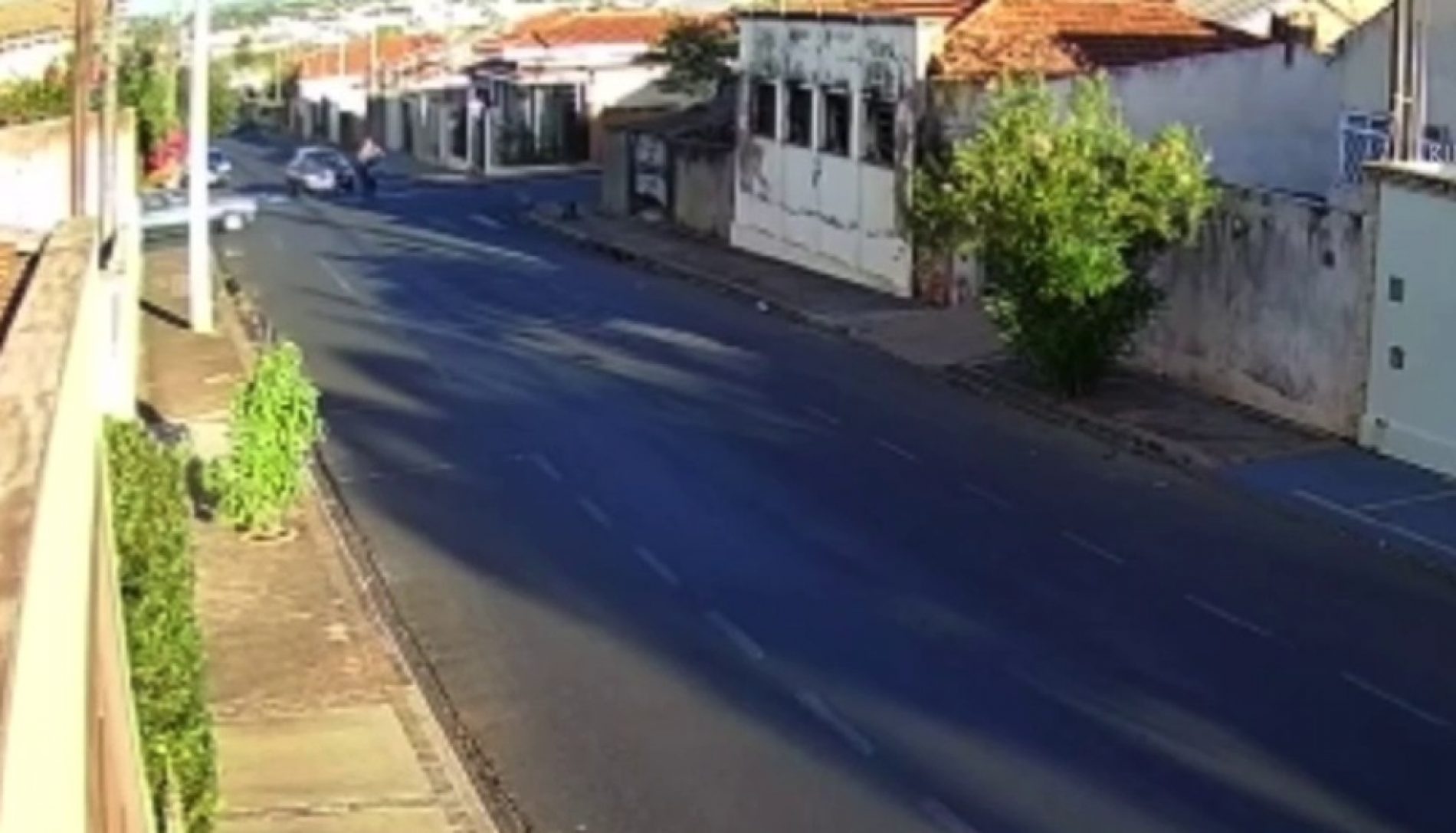 BEBEDOURO: Câmera de segurança flagra atropelamento de encanador
