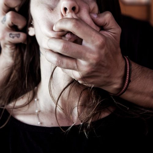 VIOLÊNCIA DOMÉSTICA EM BARRETOS: Mulher passa horas nua e sendo ameaçada e violentada fisicamente pelo ex-companheiro