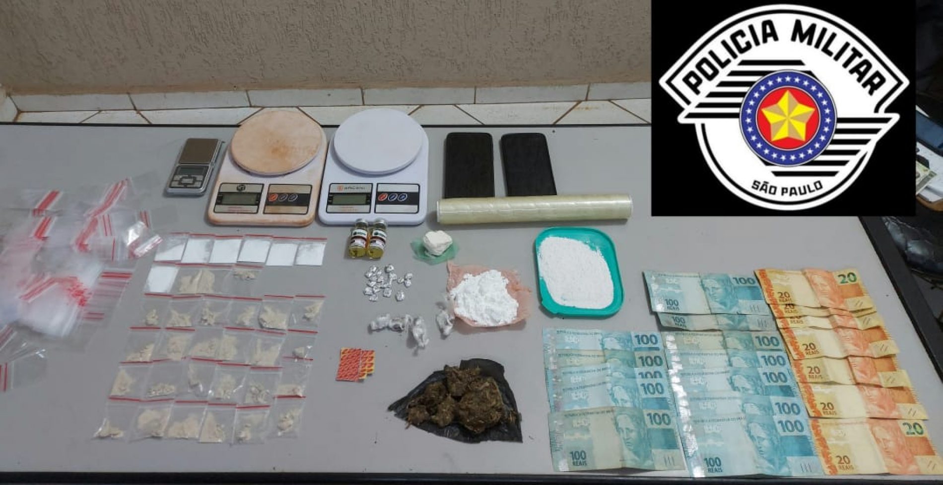 BARRETOS: Força Tática prende dois por tráfico e apreende maconha, cocaína e drogas sintéticas no bairro Nogueira