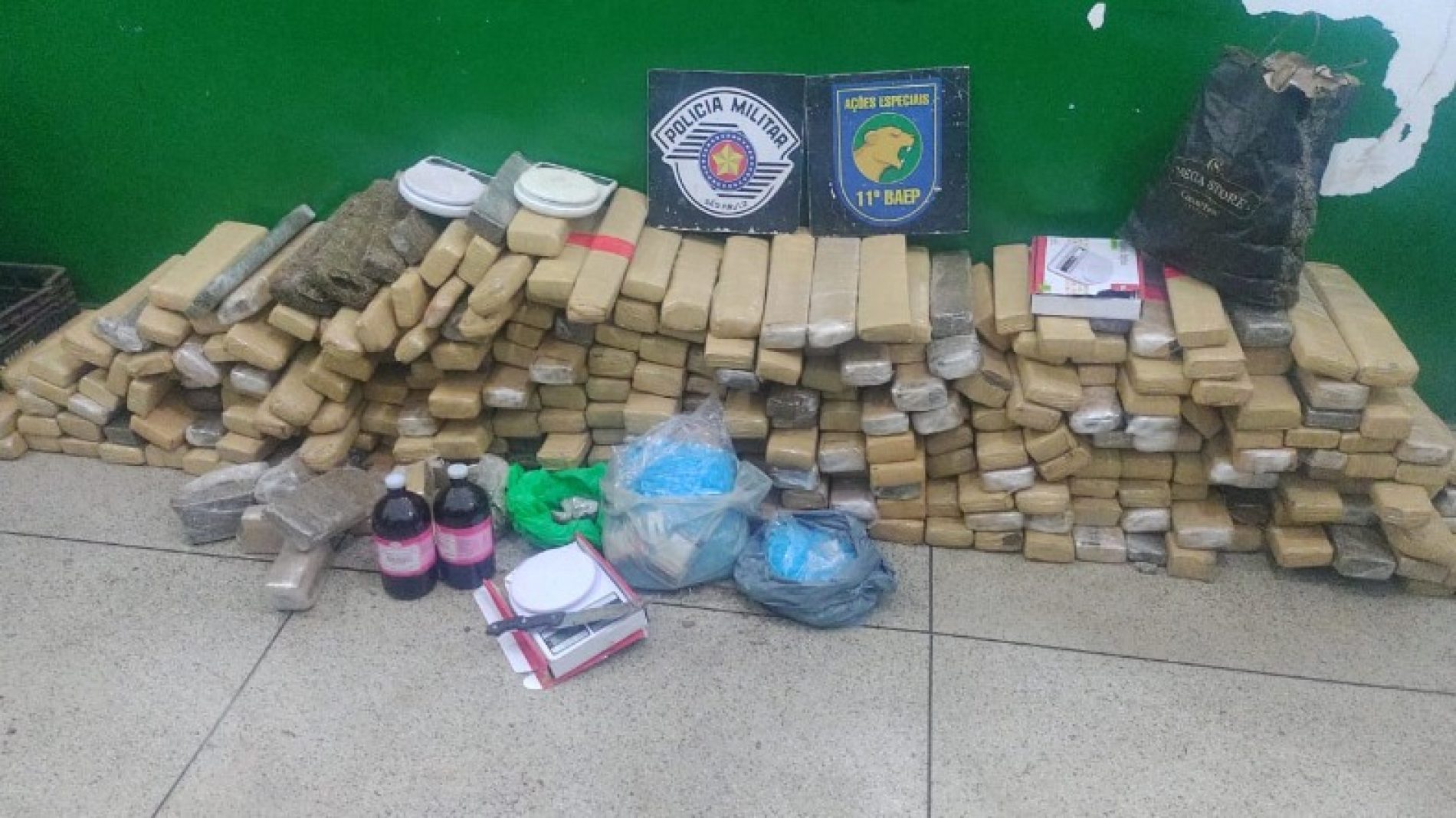 REGIÃO: Mais de 200 kg de maconha são apreendidos em comunidade