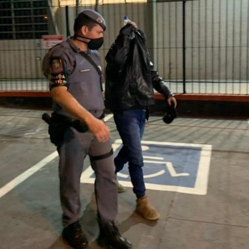 REGIÃO: Vídeo mostra motoboy apalpando mulher na rua; ele foi preso por importunação sexual