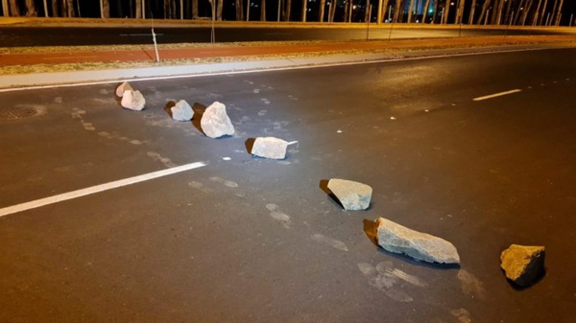 REGIÃO: Ladrões usam pedras para bloquear e assaltar motoristas