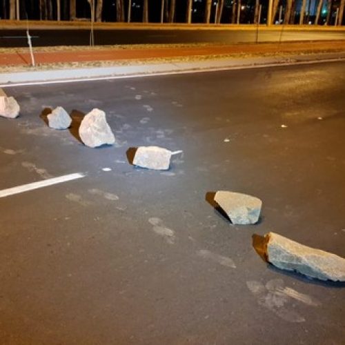 REGIÃO: Ladrões usam pedras para bloquear e assaltar motoristas