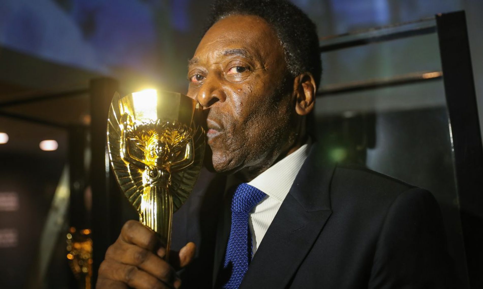 Pelé tem instabilidade respiratória e é transferido para UTI