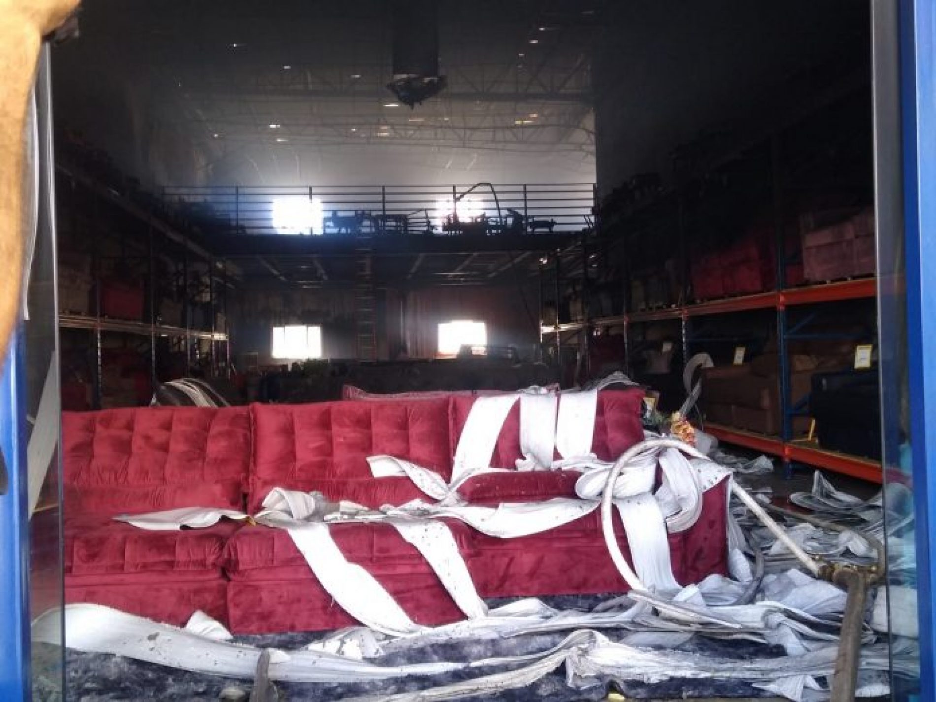REGIÃO: Incêndio destrói loja de estofados no centro