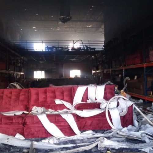 REGIÃO: Incêndio destrói loja de estofados no centro